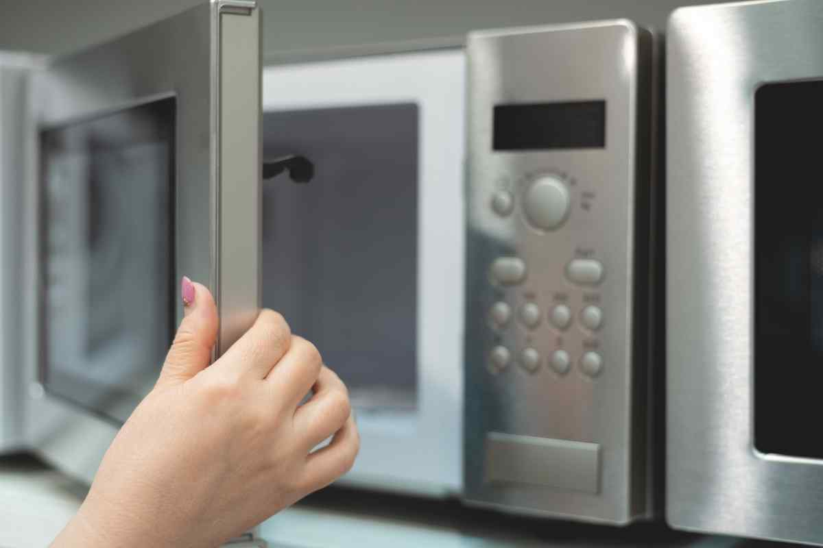 can you put a microwave on a metal shelf